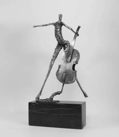 "İsimsiz" eseri ÖZER AKTAŞ tarafından 8x14x31 cm ölçülerinde Demir Yontu+Kaynak tekniği ile yapılmıştır.