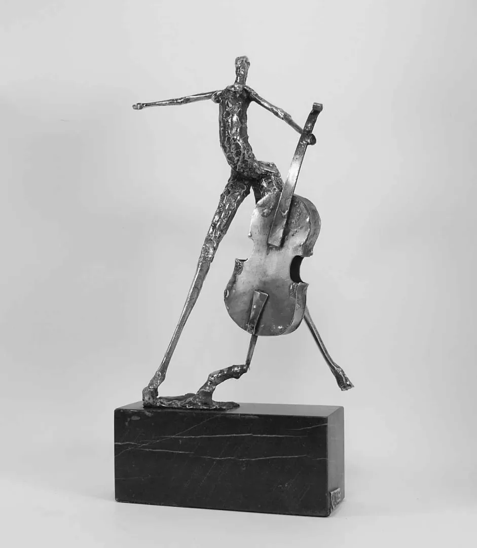 "İsimsiz" eseri ÖZER AKTAŞ tarafından 8x14x31 cm ölçülerinde Demir Yontu+Kaynak tekniği ile yapılmıştır.