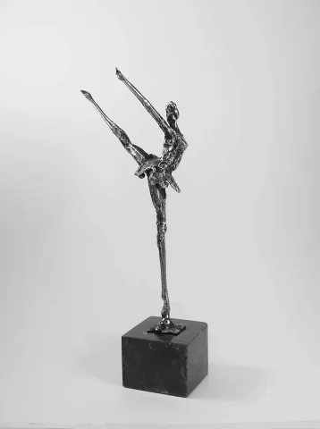 "İsimsiz" eseri ÖZER AKTAŞ tarafından 12x7x33 cm ölçülerinde Demir Yontu+Kaynak tekniği ile yapılmıştır.
