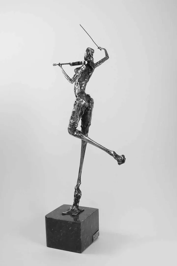 "İsimsiz" eseri ÖZER AKTAŞ tarafından 12x12x37 cm ölçülerinde Demir Yontu+Kaynak tekniği ile yapılmıştır.
