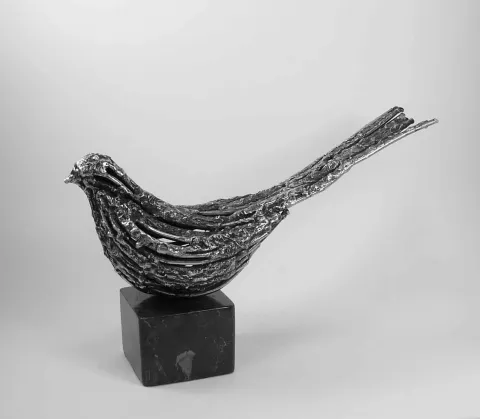 "İsimsiz" eseri ÖZER AKTAŞ tarafından 12x20x34 cm ölçülerinde Demir Yontu+Kaynak tekniği ile yapılmıştır.