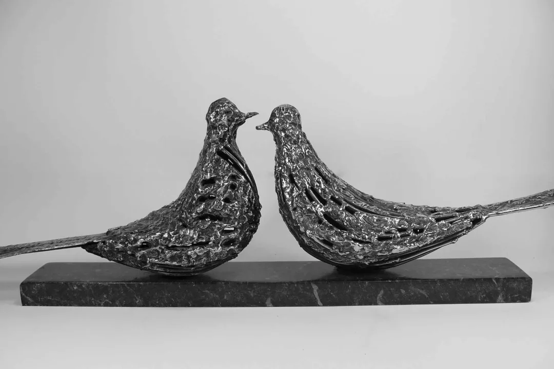 "İsimsiz" eseri ÖZER AKTAŞ tarafından 12x20x68 cm ölçülerinde Demir Yontu+Kaynak tekniği ile yapılmıştır.