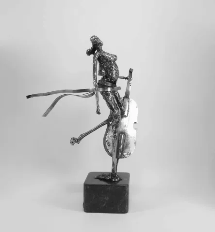 "İsimsiz" eseri ÖZER AKTAŞ tarafından 24x15x32 cm ölçülerinde Demir Yontu+Kaynak tekniği ile yapılmıştır.
