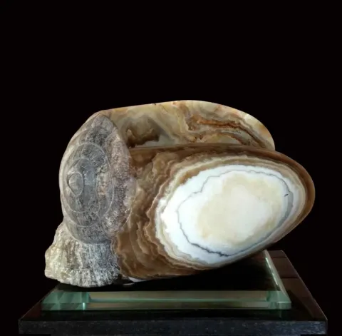 SIRMA YILDIZ — “Denizden”, 2013 "Denizden" eseri SIRMA YILDIZ tarafından 2013 yılında 25x25x45 cm ölçülerinde Onyx tekniği ile yapılmıştır.