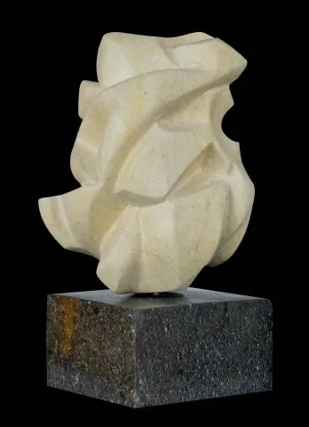 "Symbiosis" eseri SIRMA YILDIZ tarafından 2014 yılında 25x20x13 cm ölçülerinde Kandıra Taşı tekniği ile yapılmıştır.