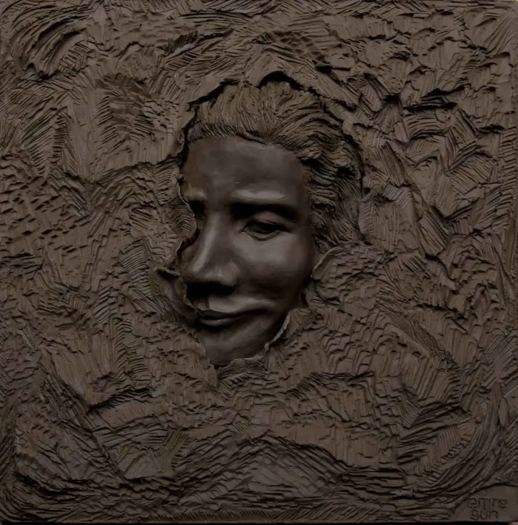 EMRE GÜN — “isimsiz”, 2015 "isimsiz" eseri EMRE GÜN tarafından 2015 yılında 25x25 cm ölçülerinde Seramik tekniği ile yapılmıştır.