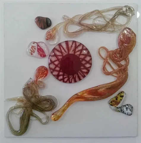 "isimsiz" eseri TAHA BAYDAR tarafından 2015 yılında 25x25 cm ölçülerinde Cam tekniği ile yapılmıştır.