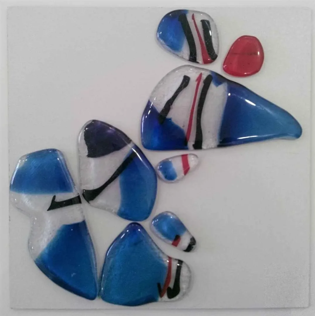 "isimsiz" eseri TAHA BAYDAR tarafından 2015 yılında 25x25 cm ölçülerinde Cam tekniği ile yapılmıştır.