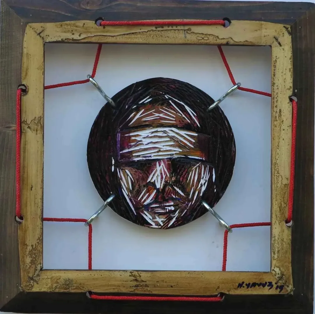 NURİ YAVUZ — “isimsiz”, 2015 "isimsiz" eseri NURİ YAVUZ tarafından 2015 yılında 25x25 cm ölçülerinde Karışık teknik tekniği ile yapılmıştır.