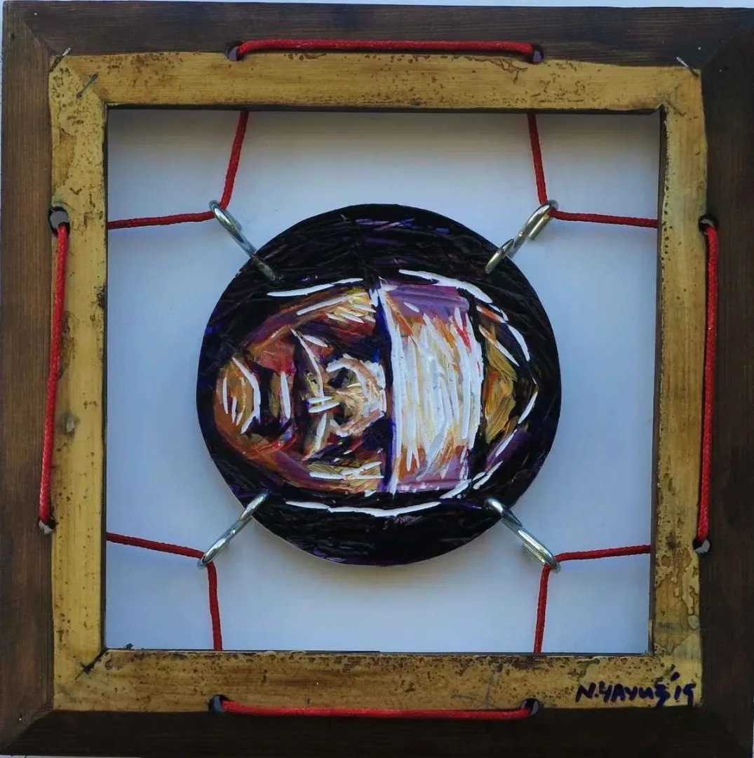 NURİ YAVUZ — “isimsiz”, 2015 "isimsiz" eseri NURİ YAVUZ tarafından 2015 yılında 25x25 cm ölçülerinde Karışık teknik tekniği ile yapılmıştır.