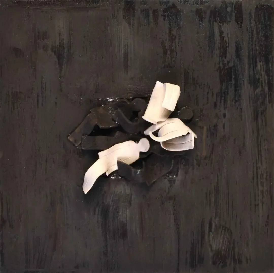 TÜLİN ÖZTÜRK — “isimsiz”, 2015 "isimsiz" eseri TÜLİN ÖZTÜRK tarafından 2015 yılında 25x25 cm ölçülerinde Seramik tekniği ile yapılmıştır.