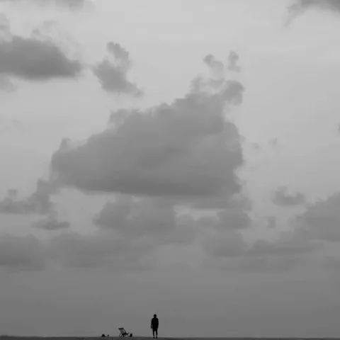 "isimsiz" eseri HAŞİM SEZGİN KILIÇ tarafından 2015 yılında 25x25 cm ölçülerinde Fotoğraf tekniği ile yapılmıştır.