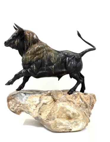 "Boğa" eseri ALEXANDER DAVİDOV tarafından 58x55x35 cm ölçülerinde Bronz tekniği ile yapılmıştır.