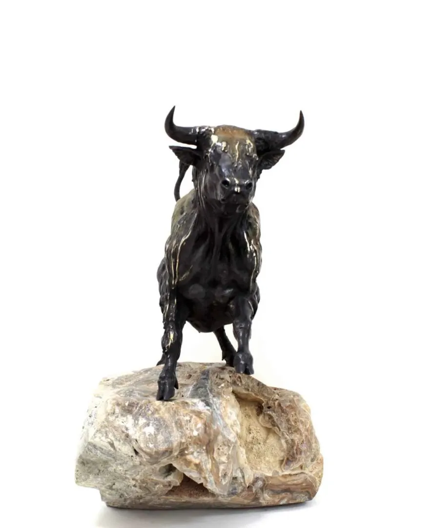 yakınlaştır "Boğa" eseri ALEXANDER DAVİDOV tarafından 58x55x35 cm ölçülerinde Bronz tekniği ile yapılmıştır.