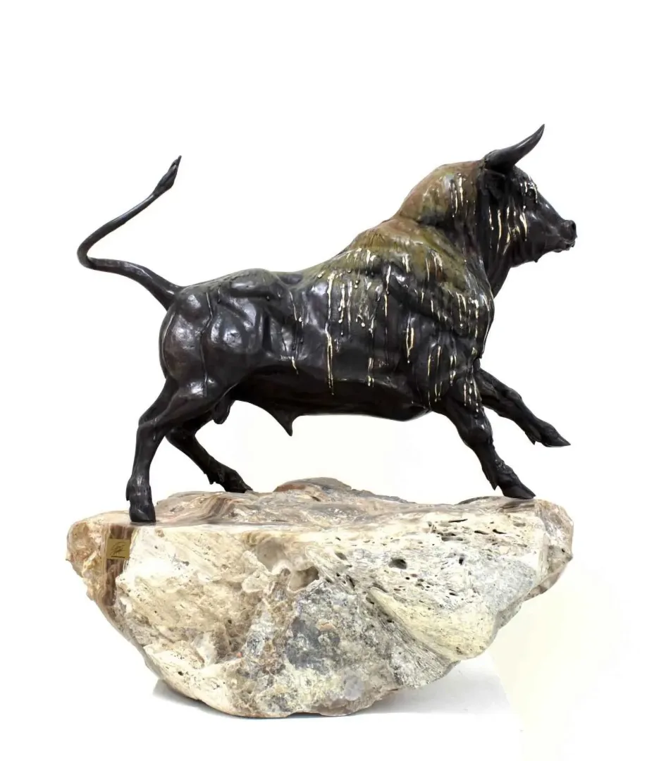 "Boğa" eseri ALEXANDER DAVİDOV tarafından 58x55x35 cm ölçülerinde Bronz tekniği ile yapılmıştır.