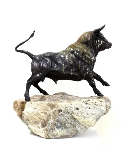 "Boğa" eseri ALEXANDER DAVİDOV tarafından 58x55x35 cm ölçülerinde Bronz tekniği ile yapılmıştır.
