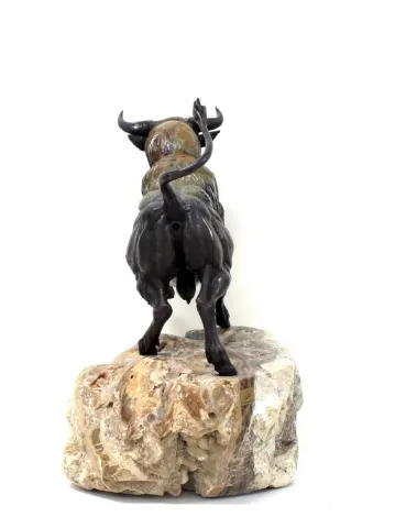 "Boğa" eseri ALEXANDER DAVİDOV tarafından 58x55x35 cm ölçülerinde Bronz tekniği ile yapılmıştır.