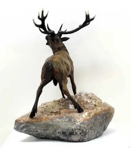 "Kızıl Geyik" eseri ALEXANDER DAVİDOV tarafından 42x34x24 cm ölçülerinde Bronz tekniği ile yapılmıştır.