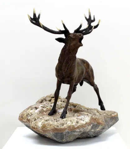 "Kızıl Geyik" eseri ALEXANDER DAVİDOV tarafından 42x34x24 cm ölçülerinde Bronz tekniği ile yapılmıştır.