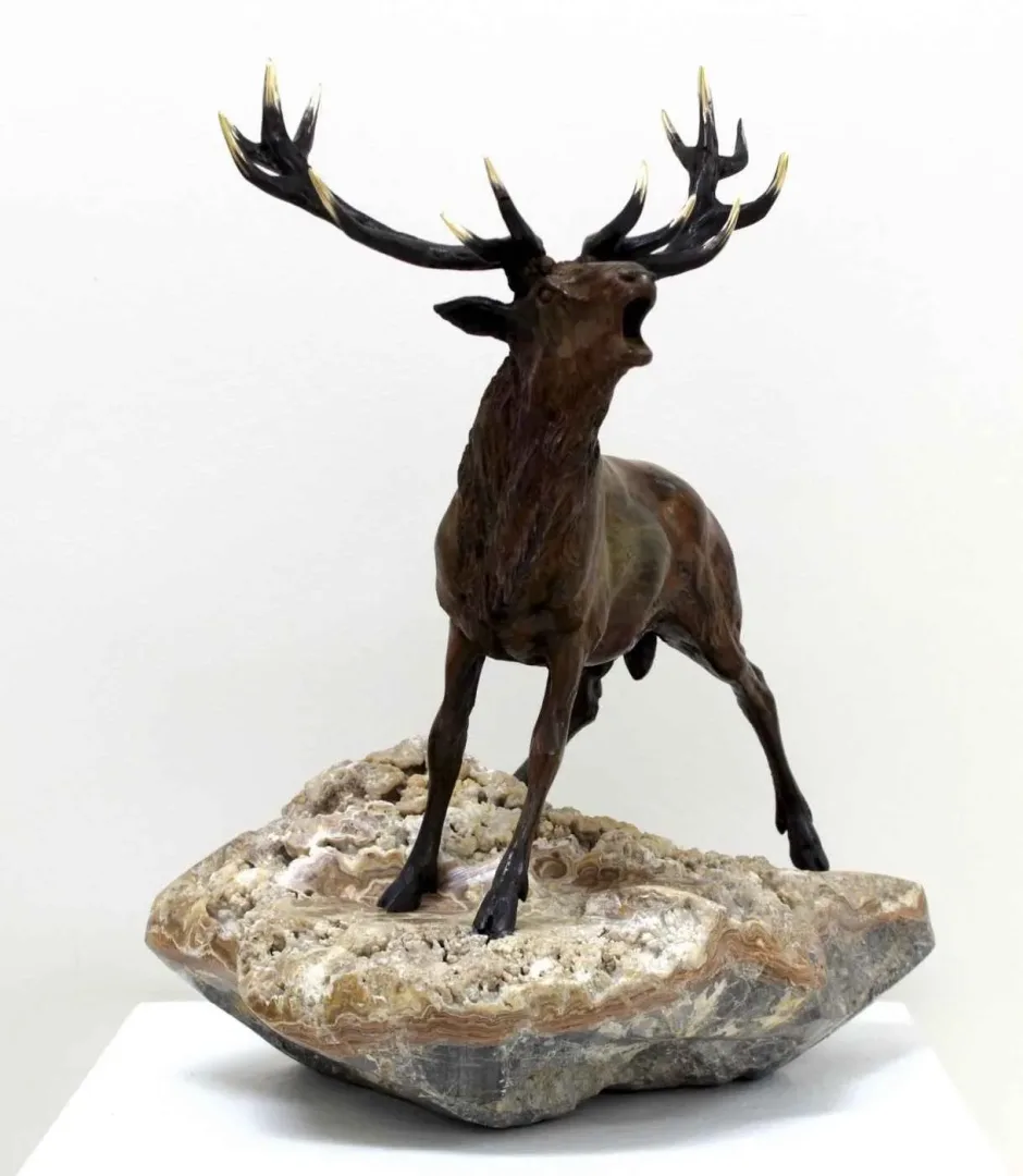 yakınlaştır "Kızıl Geyik" eseri ALEXANDER DAVİDOV tarafından 42x34x24 cm ölçülerinde Bronz tekniği ile yapılmıştır.