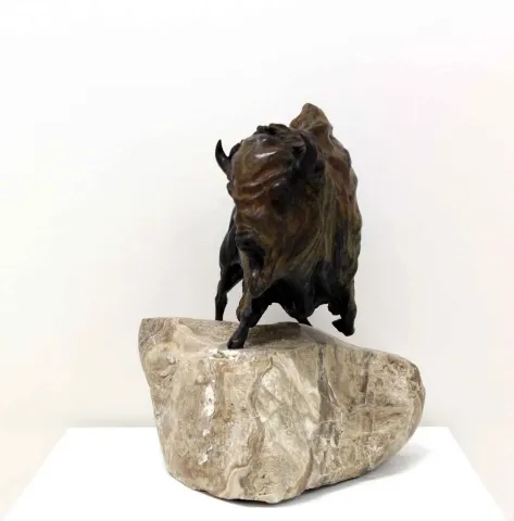 ALEXANDER DAVİDOV — “Bizon” "Bizon" eseri ALEXANDER DAVİDOV tarafından 33x31x24 cm ölçülerinde Bronz tekniği ile yapılmıştır.
