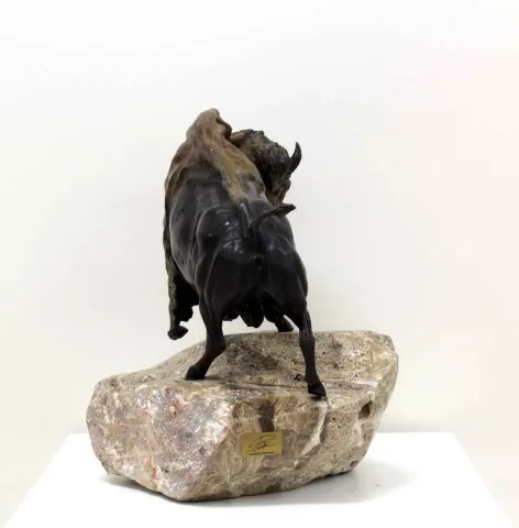 "Bizon" eseri ALEXANDER DAVİDOV tarafından 33x31x24 cm ölçülerinde Bronz tekniği ile yapılmıştır.