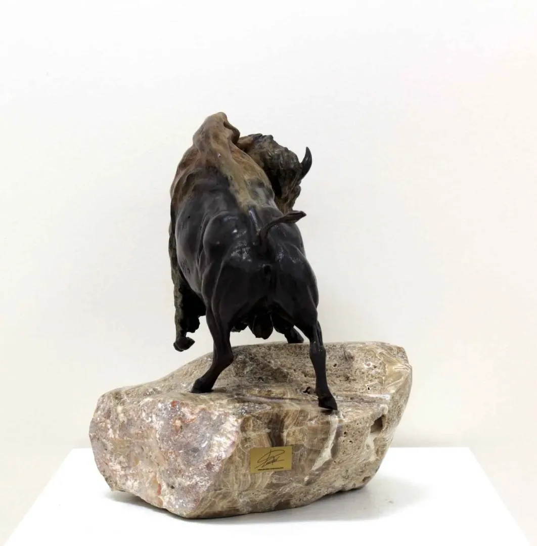 yakınlaştır "Bizon" eseri ALEXANDER DAVİDOV tarafından 33x31x24 cm ölçülerinde Bronz tekniği ile yapılmıştır.