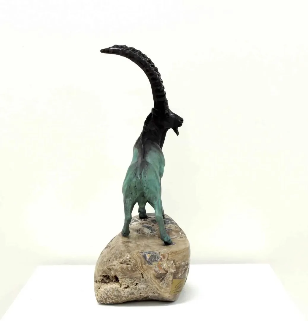 "Dağ Keçisi" eseri ALEXANDER DAVİDOV tarafından 35x22x13 cm ölçülerinde Bronz tekniği ile yapılmıştır.