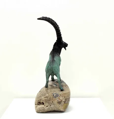 "Dağ Keçisi" eseri ALEXANDER DAVİDOV tarafından 35x22x13 cm ölçülerinde Bronz tekniği ile yapılmıştır.