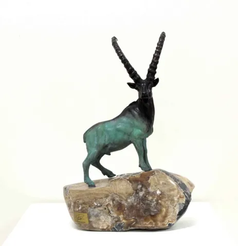 "Dağ Keçisi" eseri ALEXANDER DAVİDOV tarafından 35x22x13 cm ölçülerinde Bronz tekniği ile yapılmıştır.