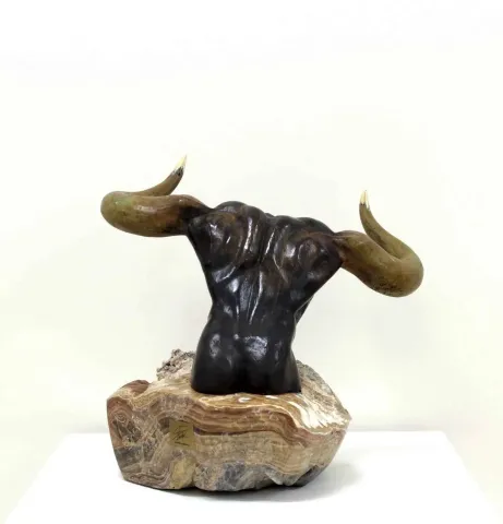 "Minotaur" eseri ALEXANDER DAVİDOV tarafından 28x28x30 cm ölçülerinde Bronz tekniği ile yapılmıştır.