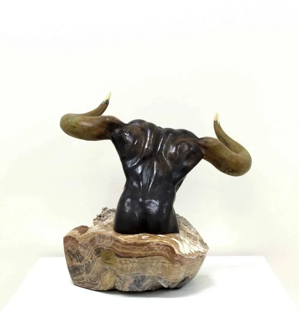 yakınlaştır "Minotaur" eseri ALEXANDER DAVİDOV tarafından 28x28x30 cm ölçülerinde Bronz tekniği ile yapılmıştır.