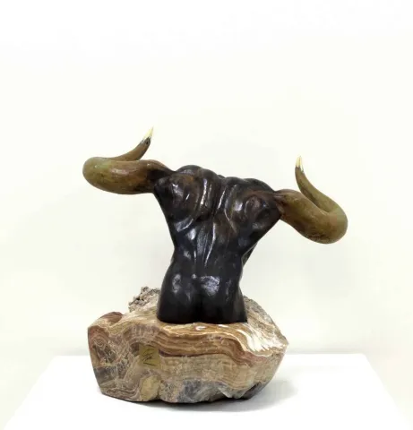 "Minotaur" eseri ALEXANDER DAVİDOV tarafından 28x28x30 cm ölçülerinde Bronz tekniği ile yapılmıştır.