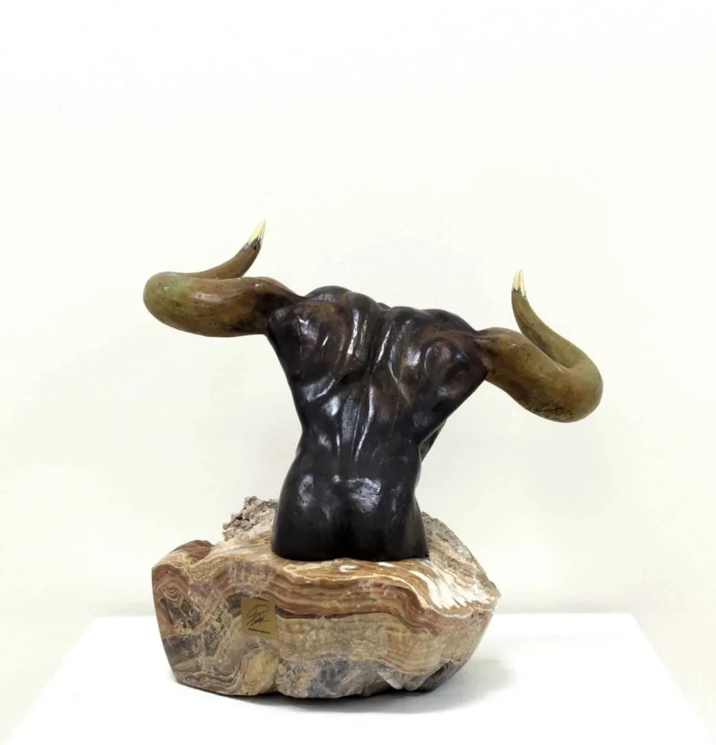 "Minotaur" eseri ALEXANDER DAVİDOV tarafından 28x28x30 cm ölçülerinde Bronz tekniği ile yapılmıştır.