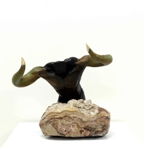 "Minotaur" eseri ALEXANDER DAVİDOV tarafından 28x28x30 cm ölçülerinde Bronz tekniği ile yapılmıştır.