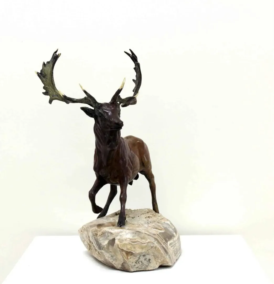 yakınlaştır "Ala Geyik" eseri ALEXANDER DAVİDOV tarafından 33x24x17 cm ölçülerinde Bronz tekniği ile yapılmıştır.