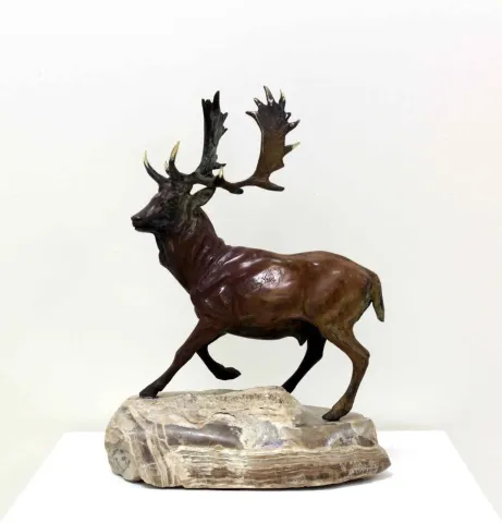 "Ala Geyik" eseri ALEXANDER DAVİDOV tarafından 33x24x17 cm ölçülerinde Bronz tekniği ile yapılmıştır.