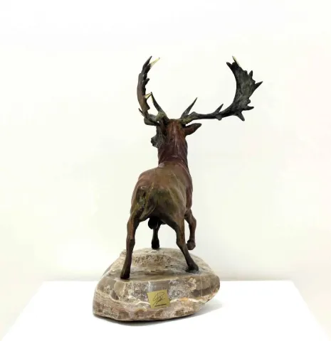 "Ala Geyik" eseri ALEXANDER DAVİDOV tarafından 33x24x17 cm ölçülerinde Bronz tekniği ile yapılmıştır.