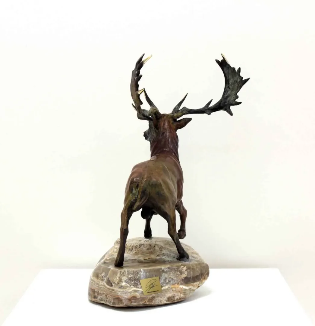 yakınlaştır "Ala Geyik" eseri ALEXANDER DAVİDOV tarafından 33x24x17 cm ölçülerinde Bronz tekniği ile yapılmıştır.
