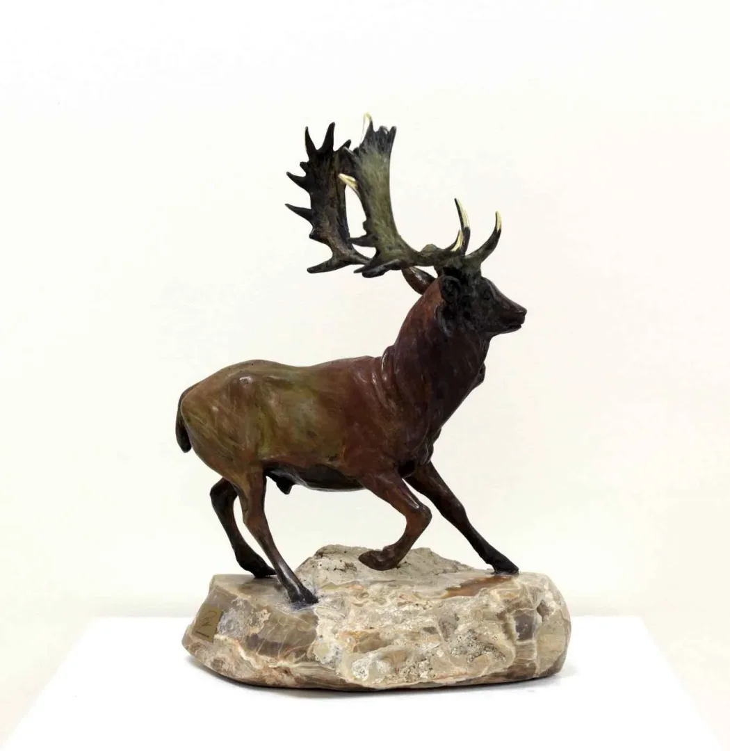"Ala Geyik" eseri ALEXANDER DAVİDOV tarafından 33x24x17 cm ölçülerinde Bronz tekniği ile yapılmıştır.