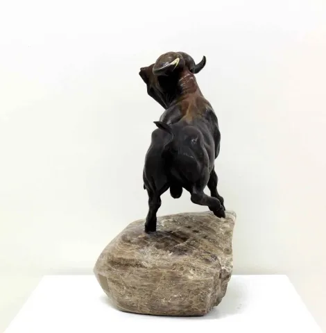 ALEXANDER DAVİDOV — “Buffalo” "Buffalo" eseri ALEXANDER DAVİDOV tarafından 34x26x20 cm ölçülerinde Bronz tekniği ile yapılmıştır.