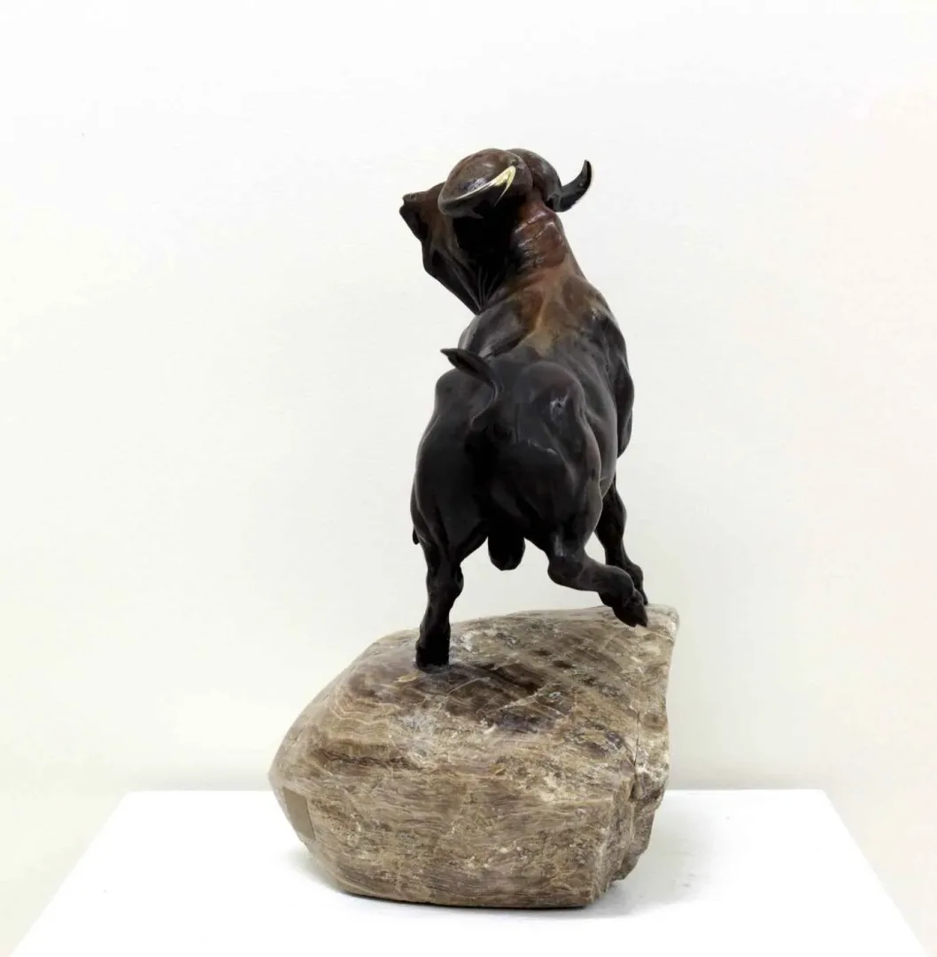 yakınlaştır "Buffalo" eseri ALEXANDER DAVİDOV tarafından 34x26x20 cm ölçülerinde Bronz tekniği ile yapılmıştır.