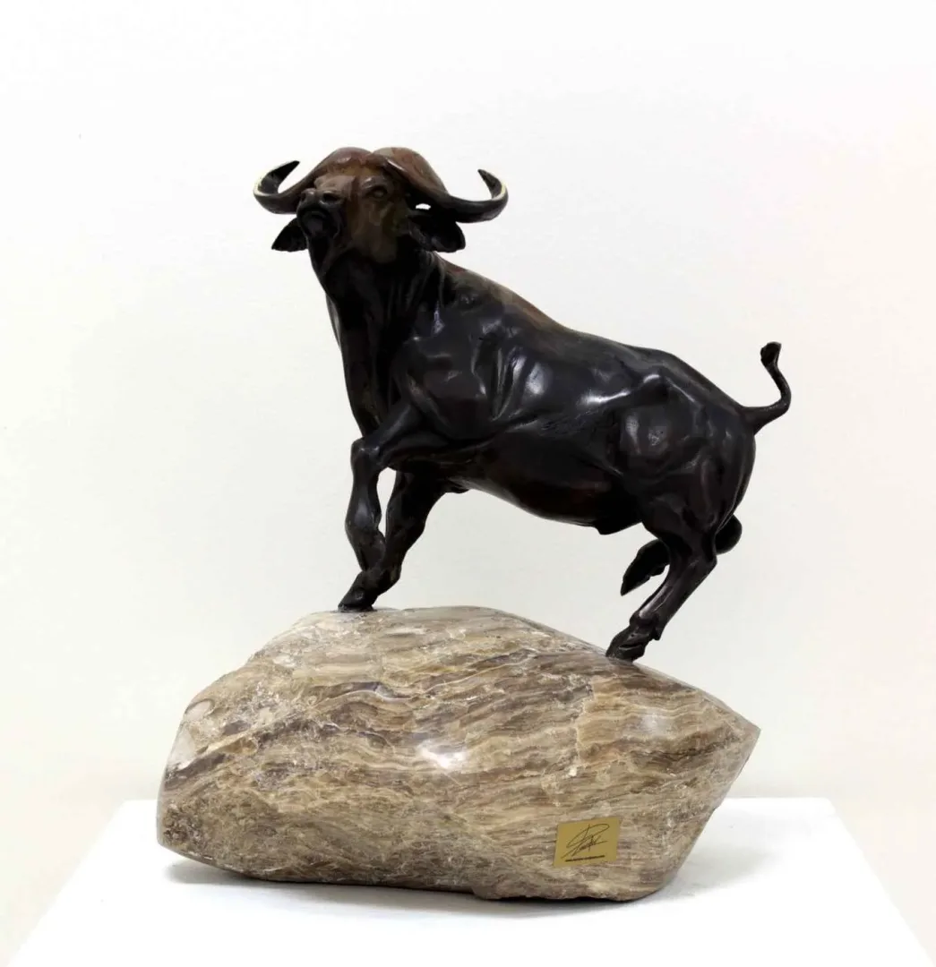 yakınlaştır "Buffalo" eseri ALEXANDER DAVİDOV tarafından 34x26x20 cm ölçülerinde Bronz tekniği ile yapılmıştır.