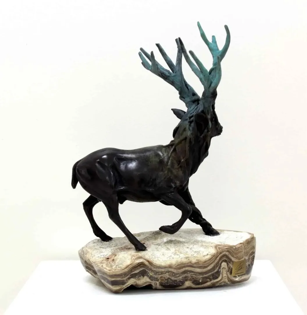 yakınlaştır "Ağaç Ala Geyik" eseri ALEXANDER DAVİDOV tarafından 45x33x24 cm ölçülerinde Bronz tekniği ile yapılmıştır.