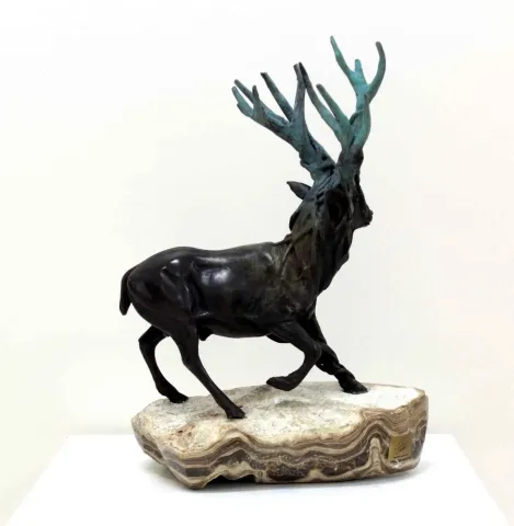 "Ağaç Ala Geyik" eseri ALEXANDER DAVİDOV tarafından 45x33x24 cm ölçülerinde Bronz tekniği ile yapılmıştır.