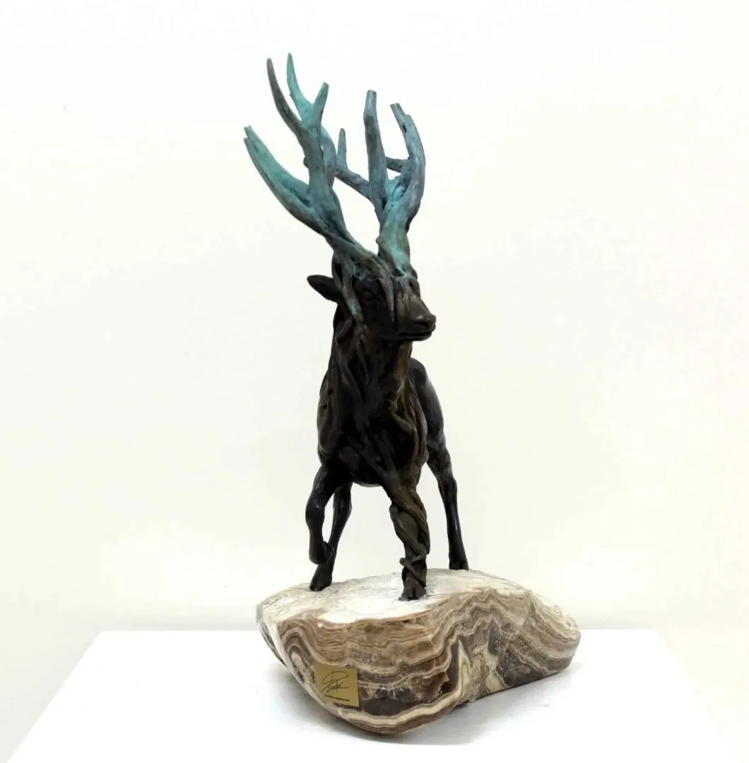 "Ağaç Ala Geyik" eseri ALEXANDER DAVİDOV tarafından 45x33x24 cm ölçülerinde Bronz tekniği ile yapılmıştır.