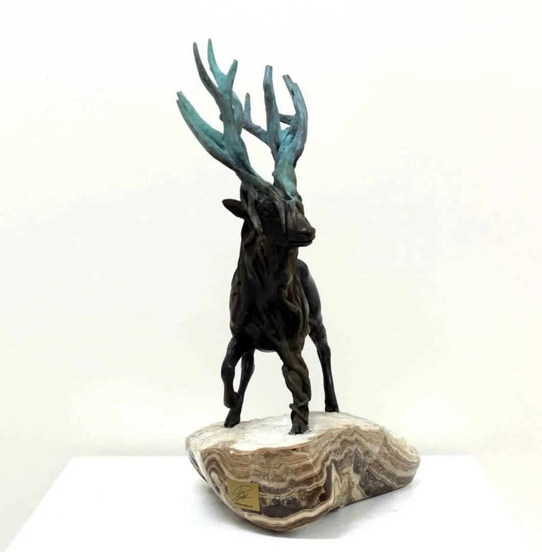 "Ağaç Ala Geyik" eseri ALEXANDER DAVİDOV tarafından 45x33x24 cm ölçülerinde Bronz tekniği ile yapılmıştır.