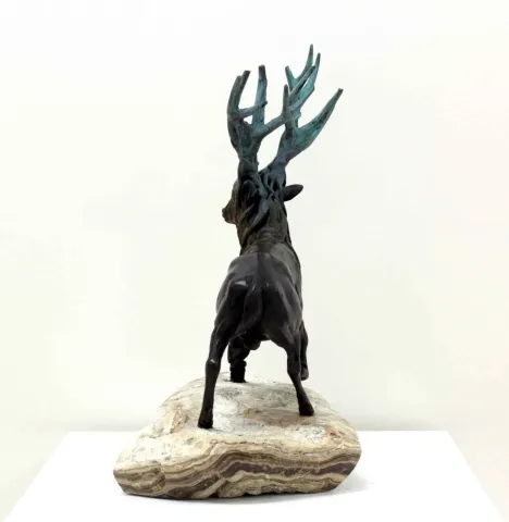 "Ağaç Ala Geyik" eseri ALEXANDER DAVİDOV tarafından 45x33x24 cm ölçülerinde Bronz tekniği ile yapılmıştır.