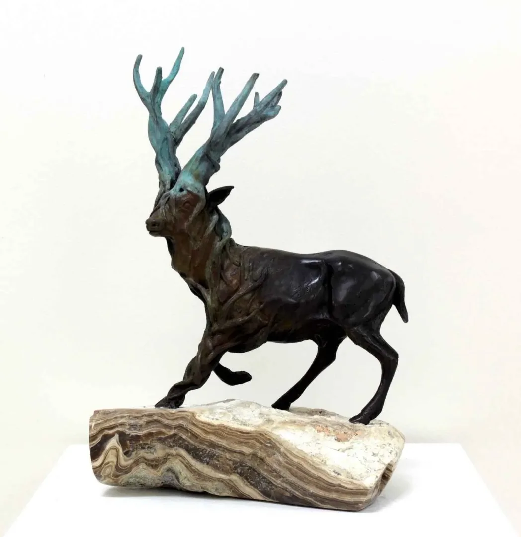 "Ağaç Ala Geyik" eseri ALEXANDER DAVİDOV tarafından 45x33x24 cm ölçülerinde Bronz tekniği ile yapılmıştır.