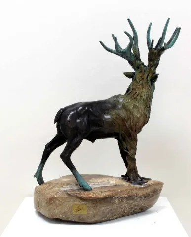 "Ağaç Kızıl Geyik" eseri ALEXANDER DAVİDOV tarafından 45x33x24 cm ölçülerinde Bronz tekniği ile yapılmıştır.